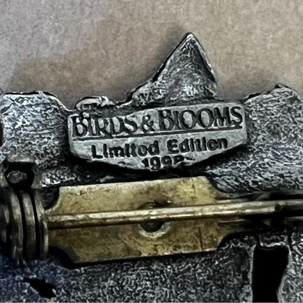 Vintage Birds & Blooms 1998 limited edition pewter brooch - Picture 3 of 6